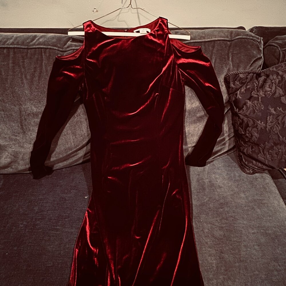 ON SALE
**LIKE NEW** White House Black Market velvet cold shoulder dress, SM